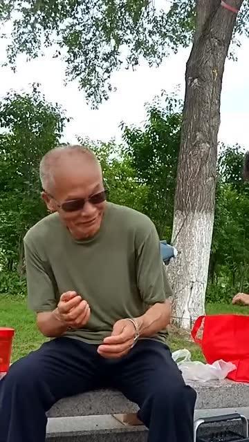 大爷吃瓜看戏图片,大爷吃瓜看戏，乐享晚年时光