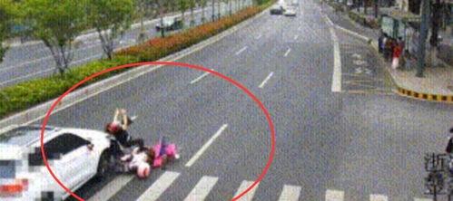 成都车祸吃瓜,悲剧瞬间，网络吃瓜群众热议不断