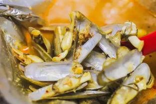 柳州江边吃瓜,悠闲吃瓜时光