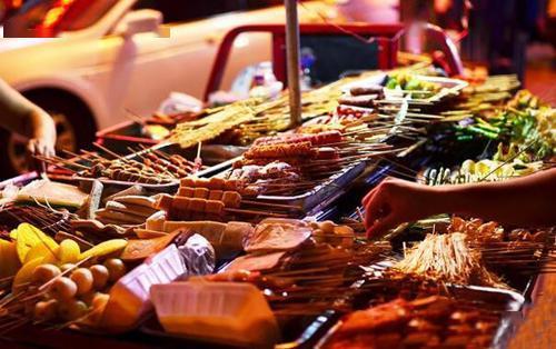 夜市街吃瓜,瓜香四溢，探寻美食与生活的味道